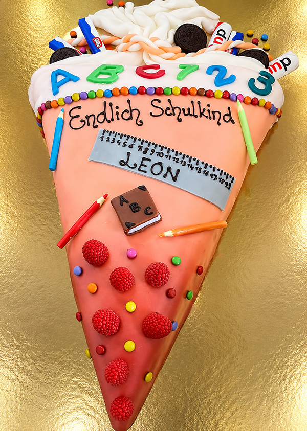 Torte zur Einschulung: Persönliche ABC-Torte mit Schriftzug „Endlich Schulkind" von Konditor Niedermair