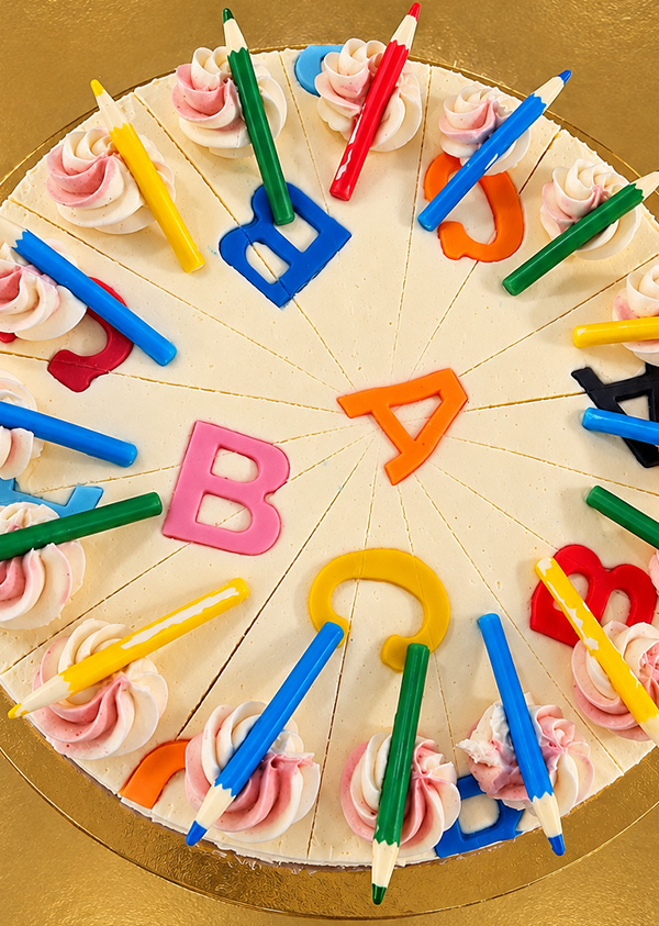 Torte zur Einschulung: Persönliche ABC-Torte mit Schriftzug „Endlich Schulkind" von Konditor Niedermair