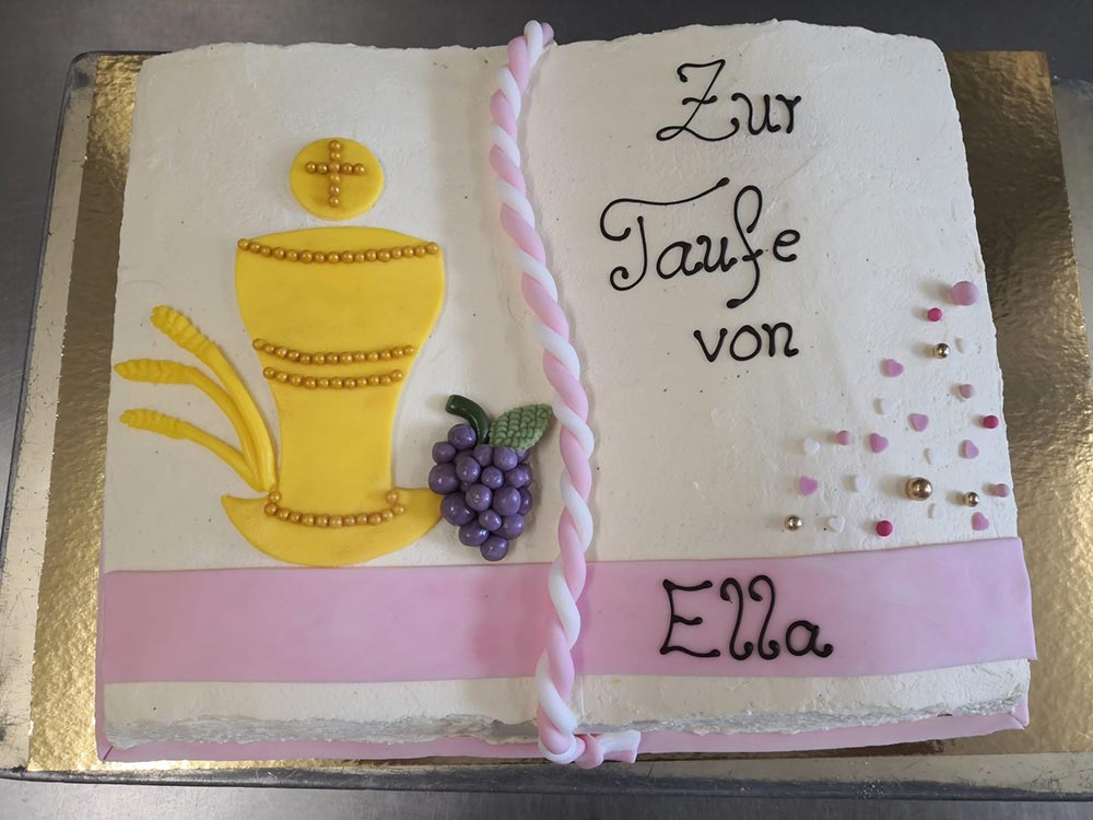 Torten zur Taufe: Klassische Tauftorten mit persönlichem Schriftzug von Tortenspezialist Niedermair