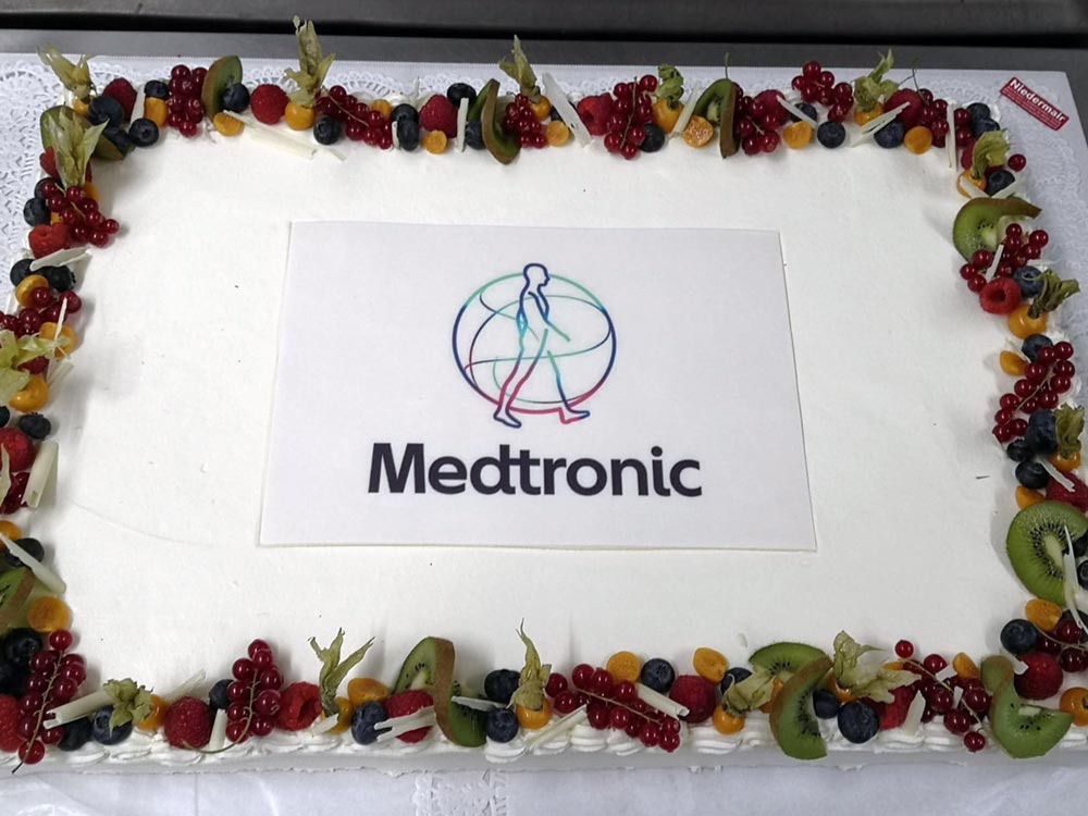 Viereckige Torten: Firmenjubiläums-Torte mit Logo und Erdbeeren von Tortenspezialist Niedermair
